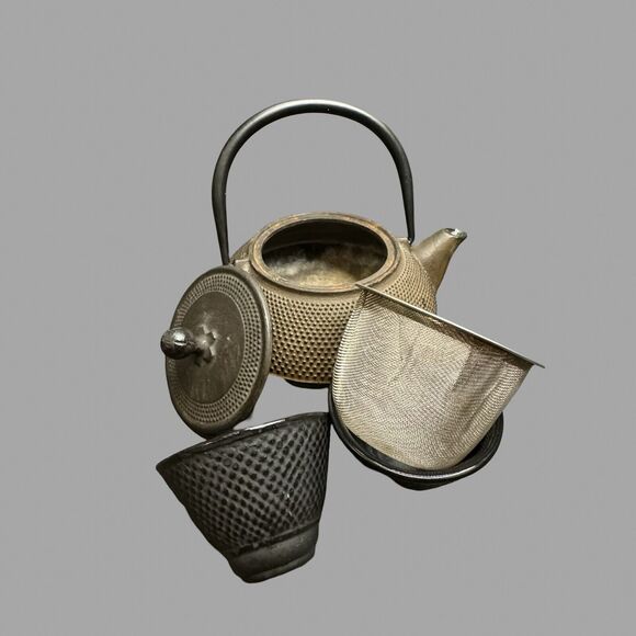 Japanese Tetsubin Cast Iron Hobnail Teapot with Strainer & 2 Tea Cups Set - Picture 2 of 8